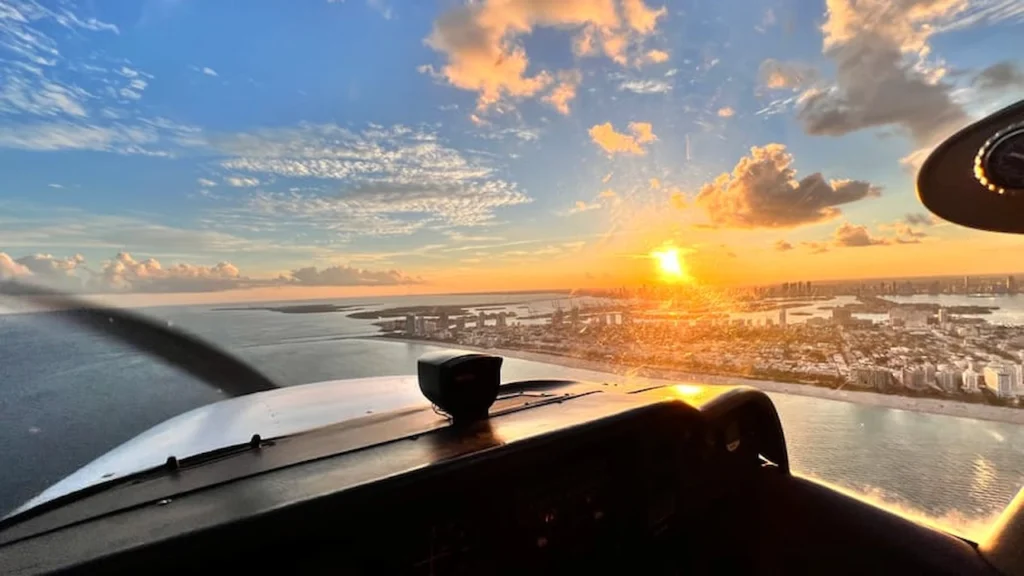 Overlooking Star Island’s luxury homes on a private flight tour Miami, showcasing Miami’s most prestigious properties.