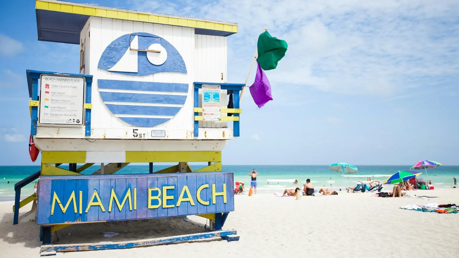 mensen op Miami Beach overdag