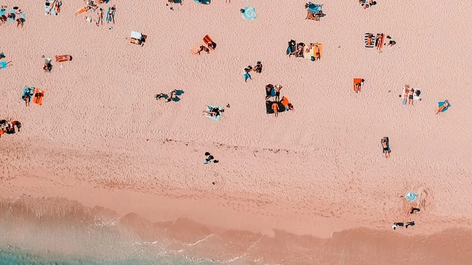 shiri's-eye view kutorwa mifananidzo kwevanhu vari kumahombekombe egungwa