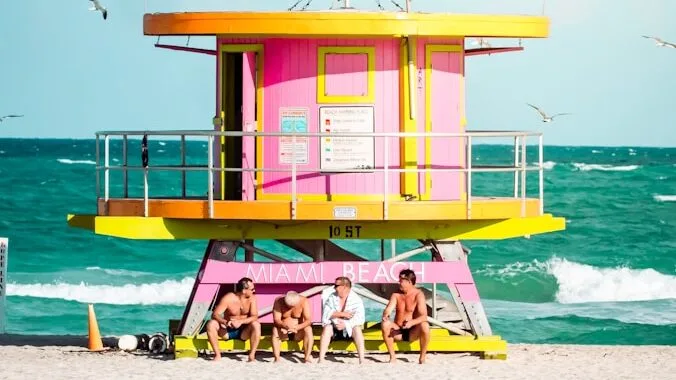 pink uye yero yemapuranga lifeguard imba pamahombekombe masikati
